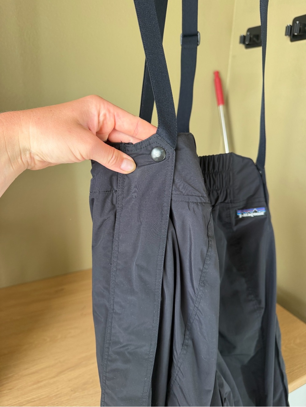 Patagonia Men's Black Insulated Snow Joggers with Suspenders - Picture 3 of 8
